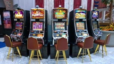 sims Fortune Rabbit slot showing five reels cascading symbols and multiplier counter at 3x