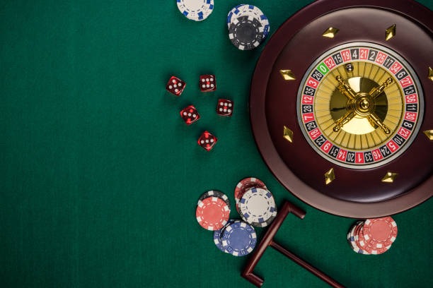 sims Live Sic Bo croupier shaking three dice in clear cage with multi-angle camera view
